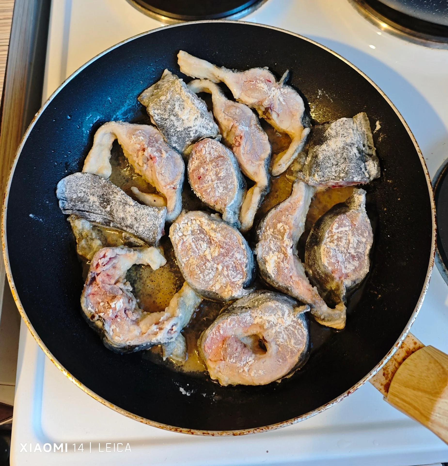 Жареный налим с луком